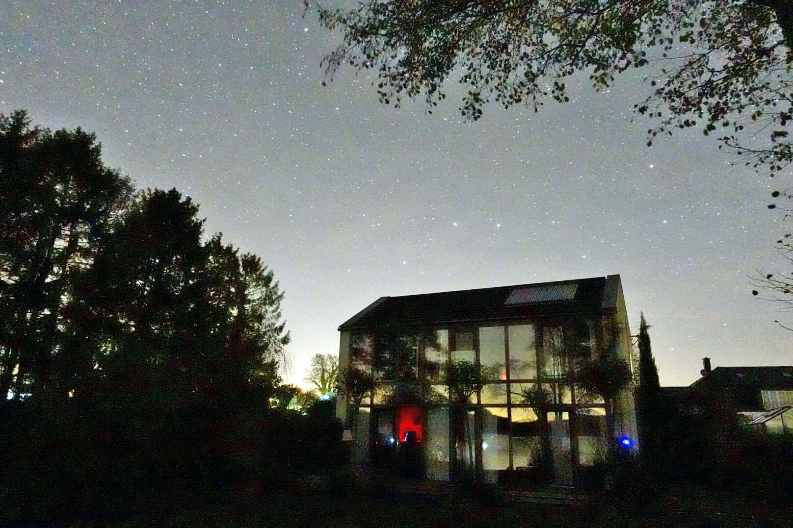 ferienhaus-aussenansicht-mit-noerdlichem-sternenhimmel-und-sternenbild