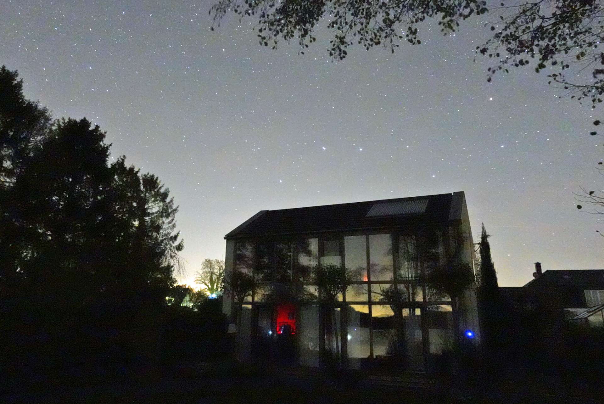 ferienhaus-aussenansicht-mit-noerdlichem-sternenhimmel