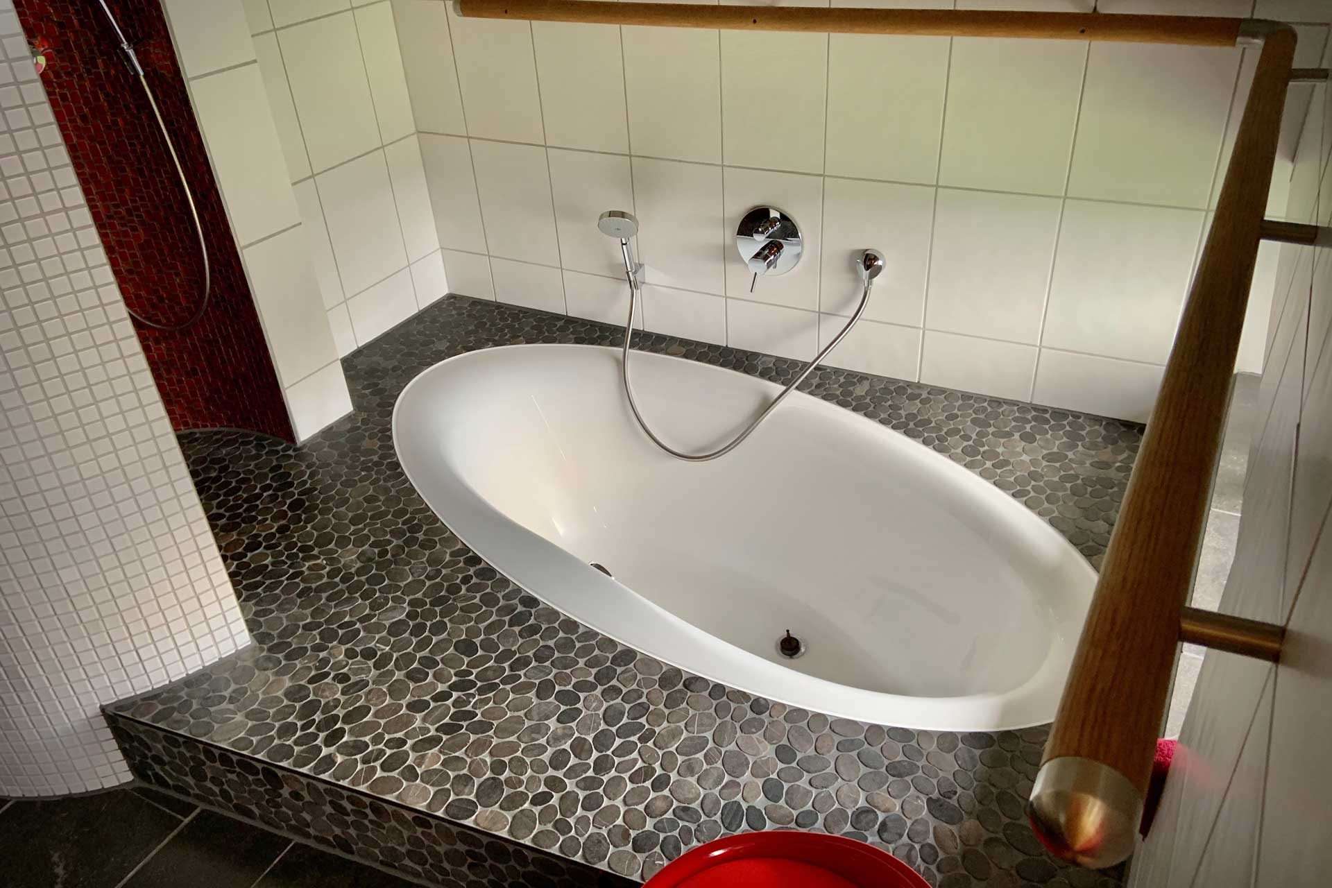 ferienhaus-innenansicht-badewanne-eingelassen-wellness-pur-luxus-naturstein