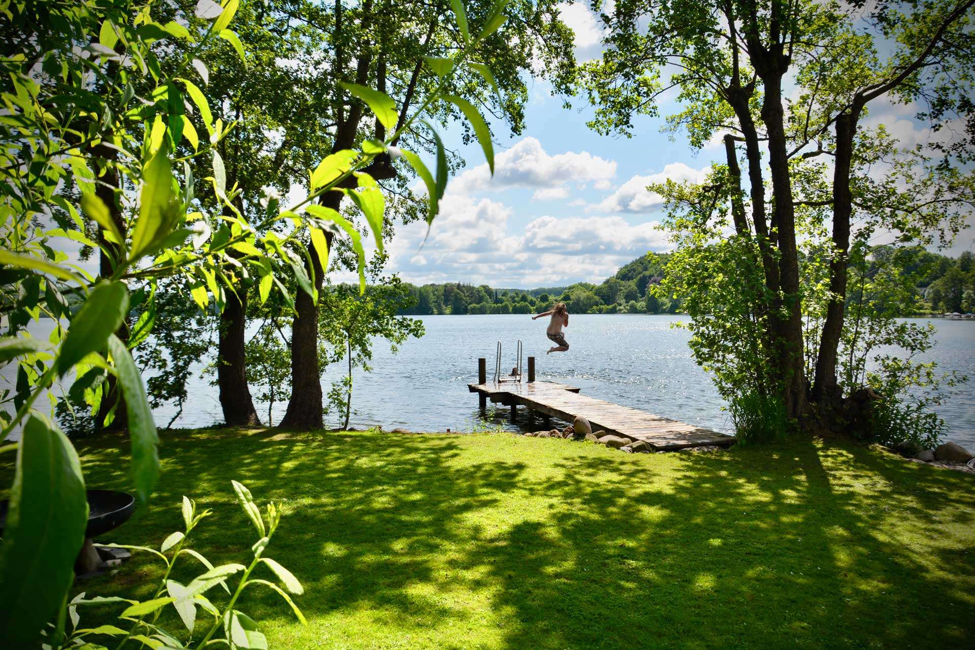 stocksee-natur-athmosphaere-sprung-vom-bootssteg-in-den-see-badefreuden-pur